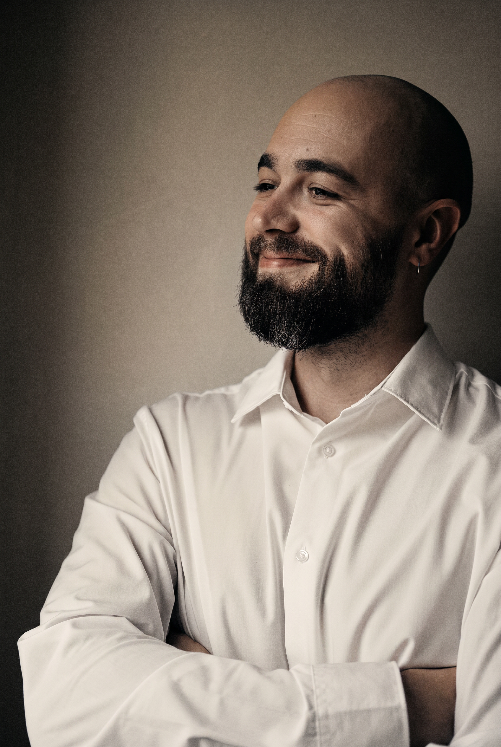 Portrait of Sander Hansen, founder of BoldCall, in warm side light